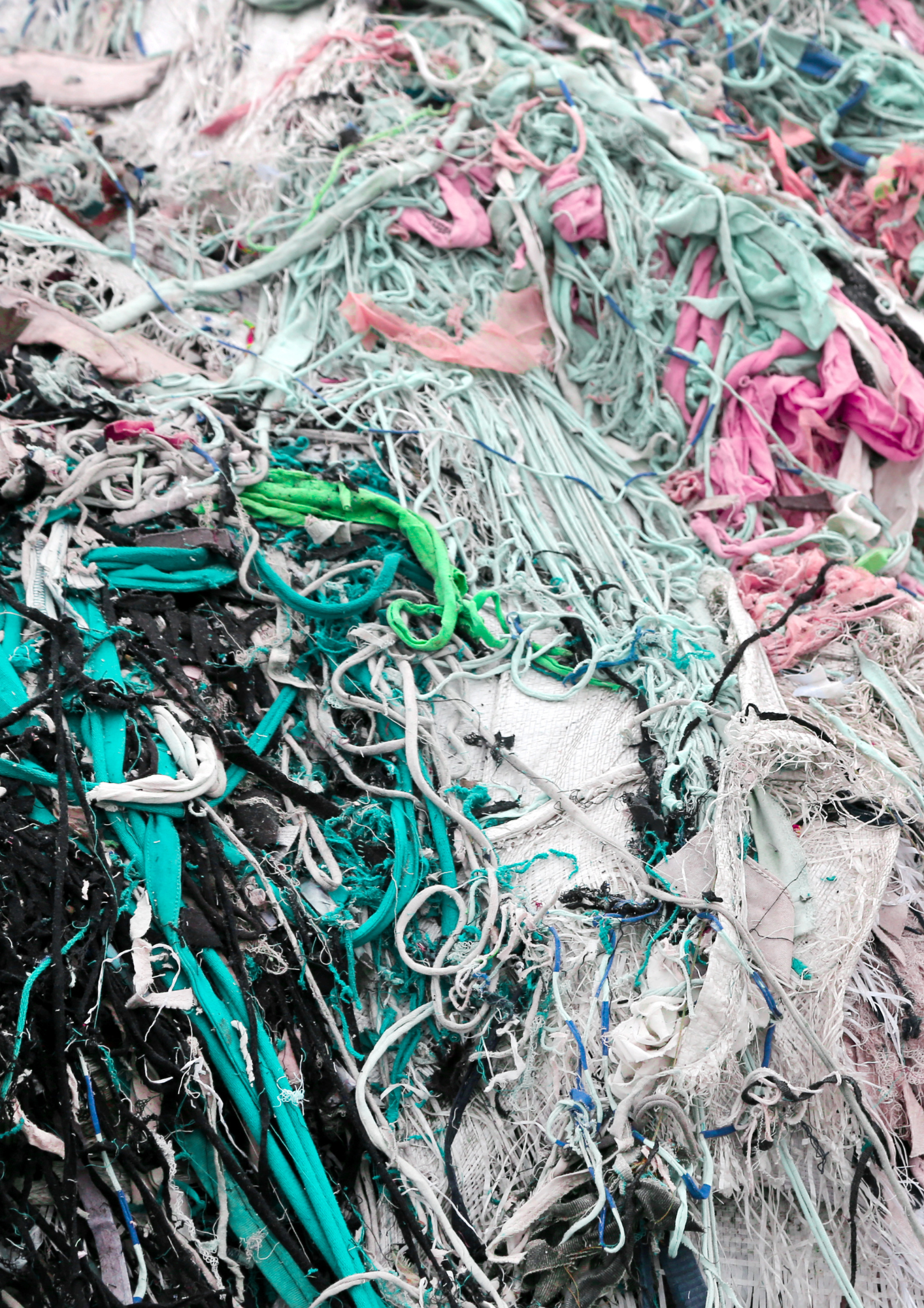 Vores tekstilforbrug er én af tidens største klimabelastninger. I dag genereres der på verdensplan årligt 7,5 megaton tekstilaffald, og hvert eneste sekund bliver der afbrændt hvad der svarer til en lastbilfuld af tekstiler. Den udvikling skal vendes. EU-projektet SorTex skal teste og udvikle løsninger på, hvordan tekstilaffald kan indsamles, forsorteres og genanvendes i cirkulære forretningsmodeller, så materialerne fremover bliver en ressource fremfor affald.