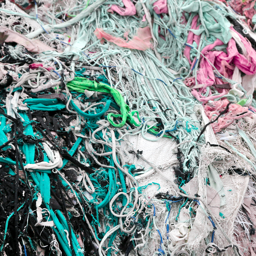 Vores tekstilforbrug er én af tidens største klimabelastninger. I dag genereres der på verdensplan årligt 7,5 megaton tekstilaffald, og hvert eneste sekund bliver der afbrændt hvad der svarer til en lastbilfuld af tekstiler. Den udvikling skal vendes. EU-projektet SorTex skal teste og udvikle løsninger på, hvordan tekstilaffald kan indsamles, forsorteres og genanvendes i cirkulære forretningsmodeller, så materialerne fremover bliver en ressource fremfor affald.