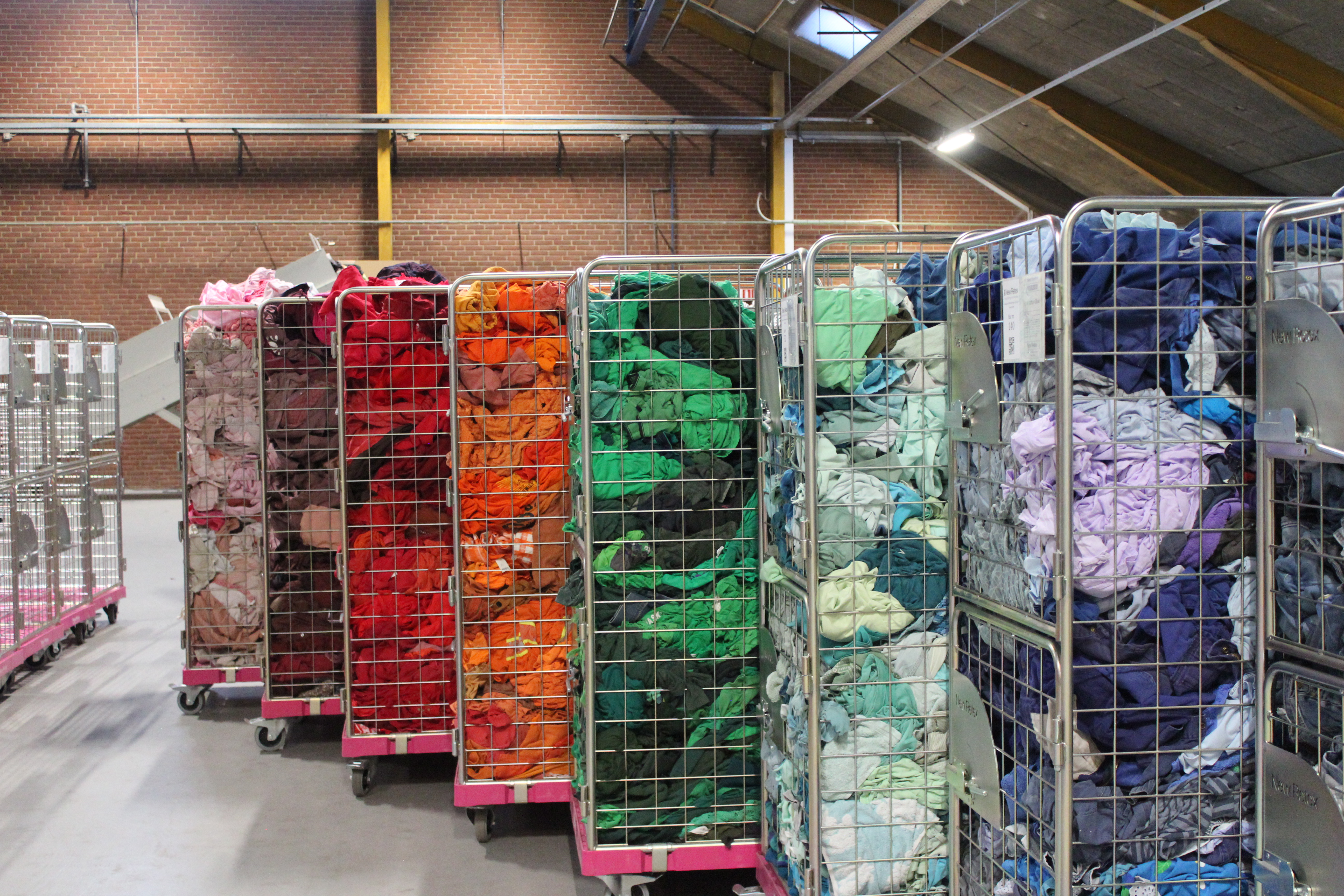 SorTex har blandt andet fokus på at teste og udvikle bæredygtige metoder til forsortering af tekstilaffald. Dette sker med fokus på kompetenceudvikling, skalering, effektivisering og anvendelse af ny teknologi.
<br>
<br> Her på siden opdaterer vi løbende med viden, aktiviteter og resultater, som omhandler forsortering af tekstiler.